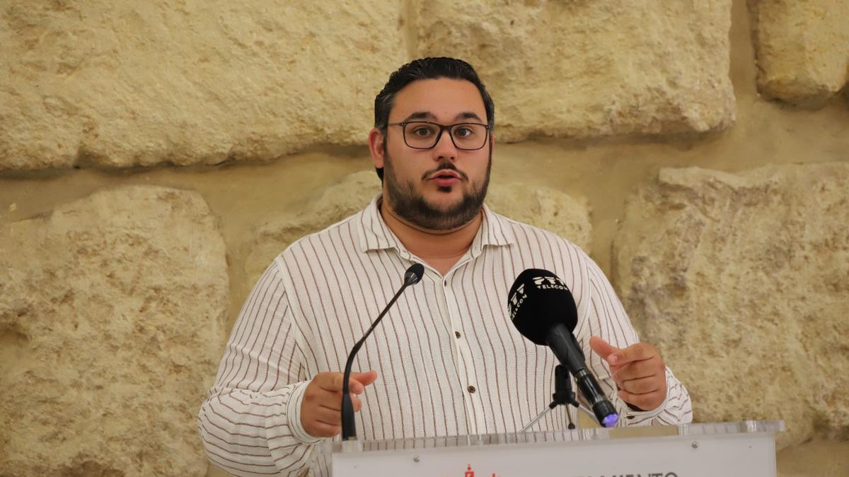 El concejal de Hacemos, Iván Fernández, durante una rueda de prensa.