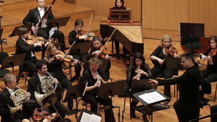 Christoph König (dcha.) dirige ayer en Vigo a la Real Filharmonía de Galicia.  // José Lores