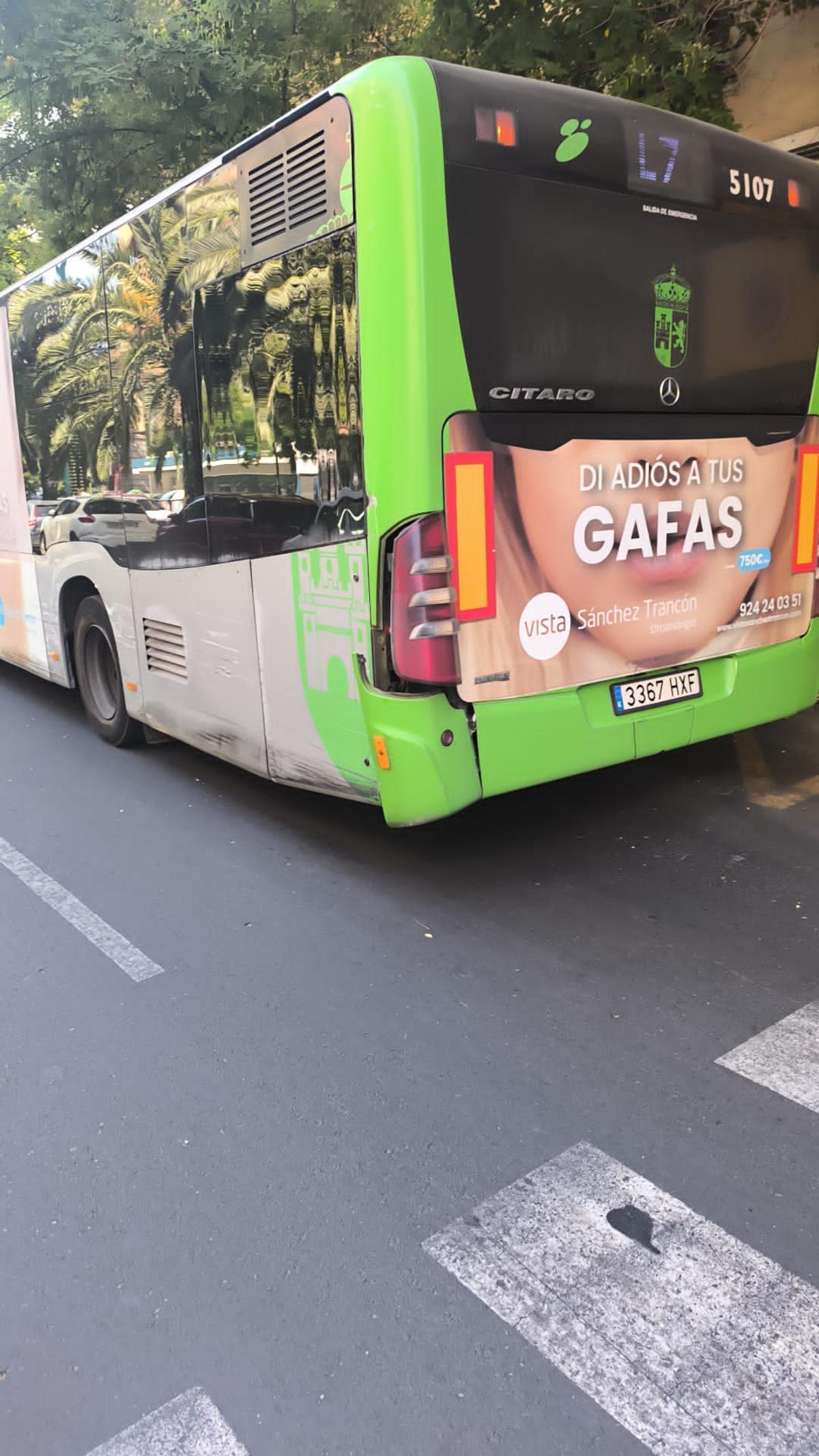 Autobús contra el que se ha producido el choque.