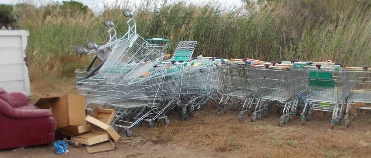 La amenaza de lluvia acortó la fiesta de Sant Joan y redujo los actos vandálicos en Sagunt