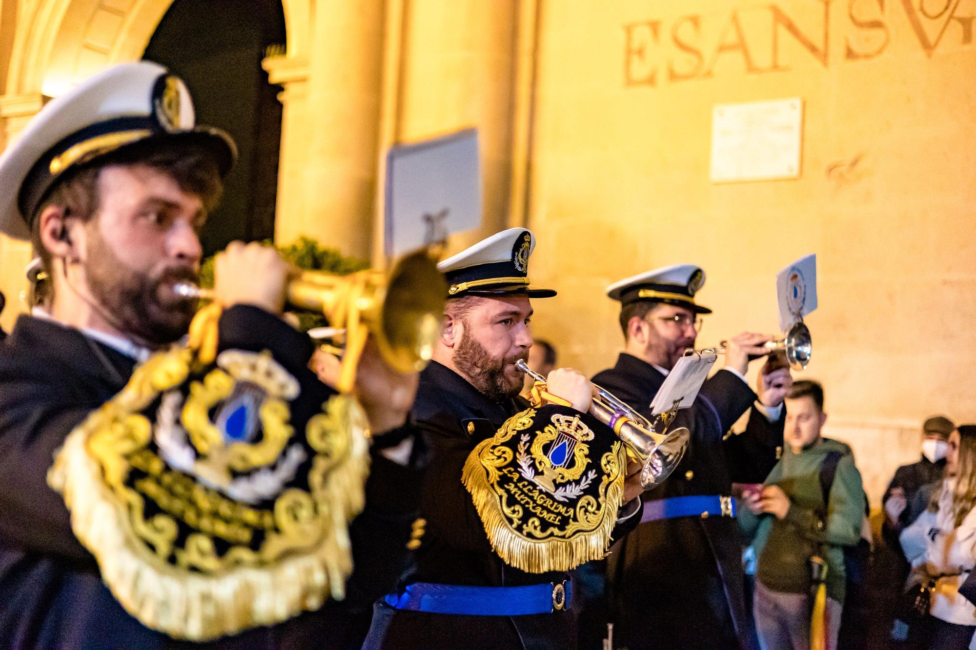 Nuestro Padre Jesús La hermandad de Nuestro Padre Jesús cierra esta jornada con la salida, tras dos años de parón por la pandemia, de la procesión desde la Concatedral de San Nicolás con la imagen titular del Nazareno con la cruz, anónimo de Escuela Valenciana que data de 1942; y la Santísima Virgen de las Penas, obra de Víctor García Villalgordo en 2008, ambas en sus tronos recién restaurados pues la corporación fundada en 1941 ha aprovechado para modernizar las estructuras que dan soporte a las esculturas por las calles.