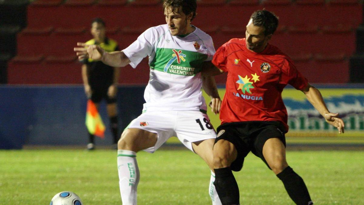 Imagen de archivo de un enfrentamiento entre La Nucía y el Elche CF.