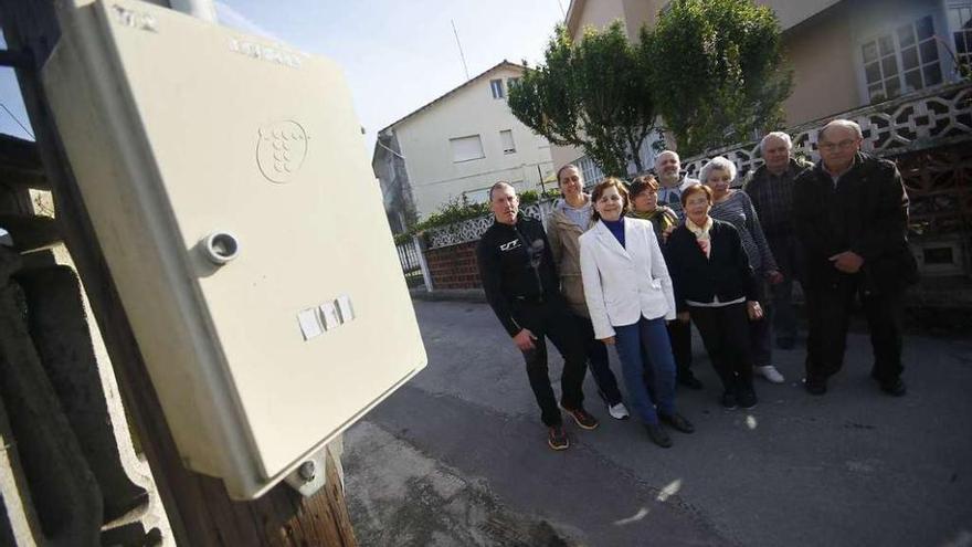 Vecinos de la urbanización O Carballo, ayer, ante uno de los cajetines de Telefónica.