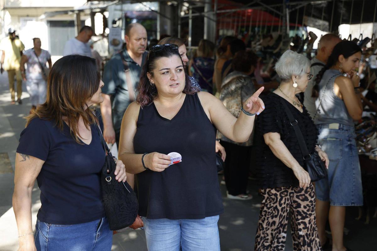 Una tècnica del Punt Lila Mòbil informant sobre el telèfon d'atenció a les víctimes de violència masclista