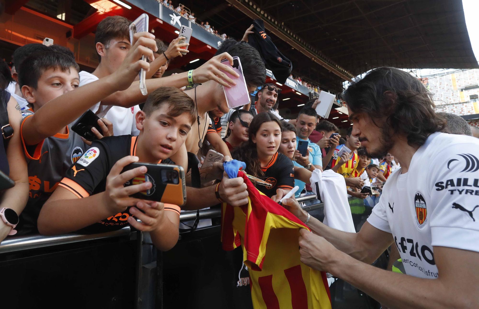 'Cavanimanía': Locura de la afición para dar la bienvenida a los fichajes del Valencia