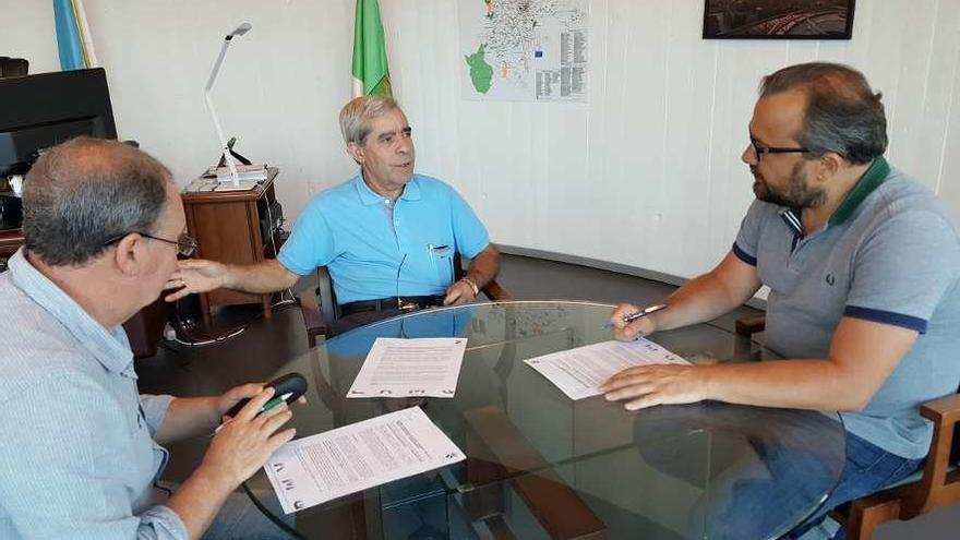 El alcalde, Rafael Cuíña, con un representante de Taboada y Ramos, durante la firma del contrato.