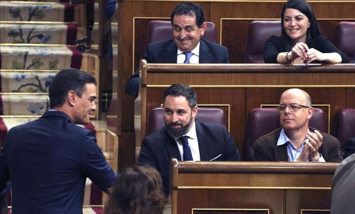 Primera provocación de Vox: Abascal se sienta detrás de Sánchez