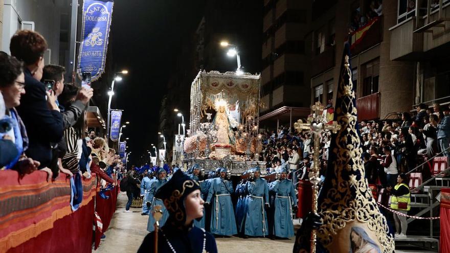 La Virgen de los Dolores, del Paso Azul, desfila por la avenida principal de Lorca