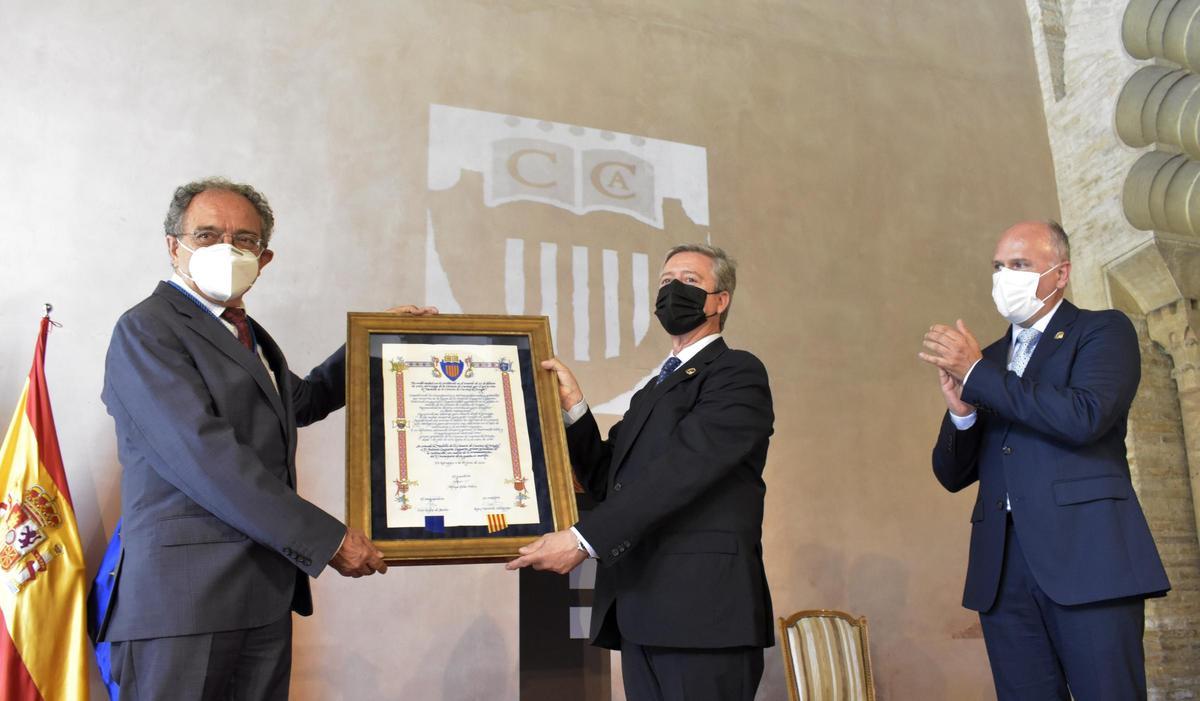 Laguarda recibe el diploma y la medalla de manos de Alfonso Peña, actual presidente de la Cámara de Cuentas.