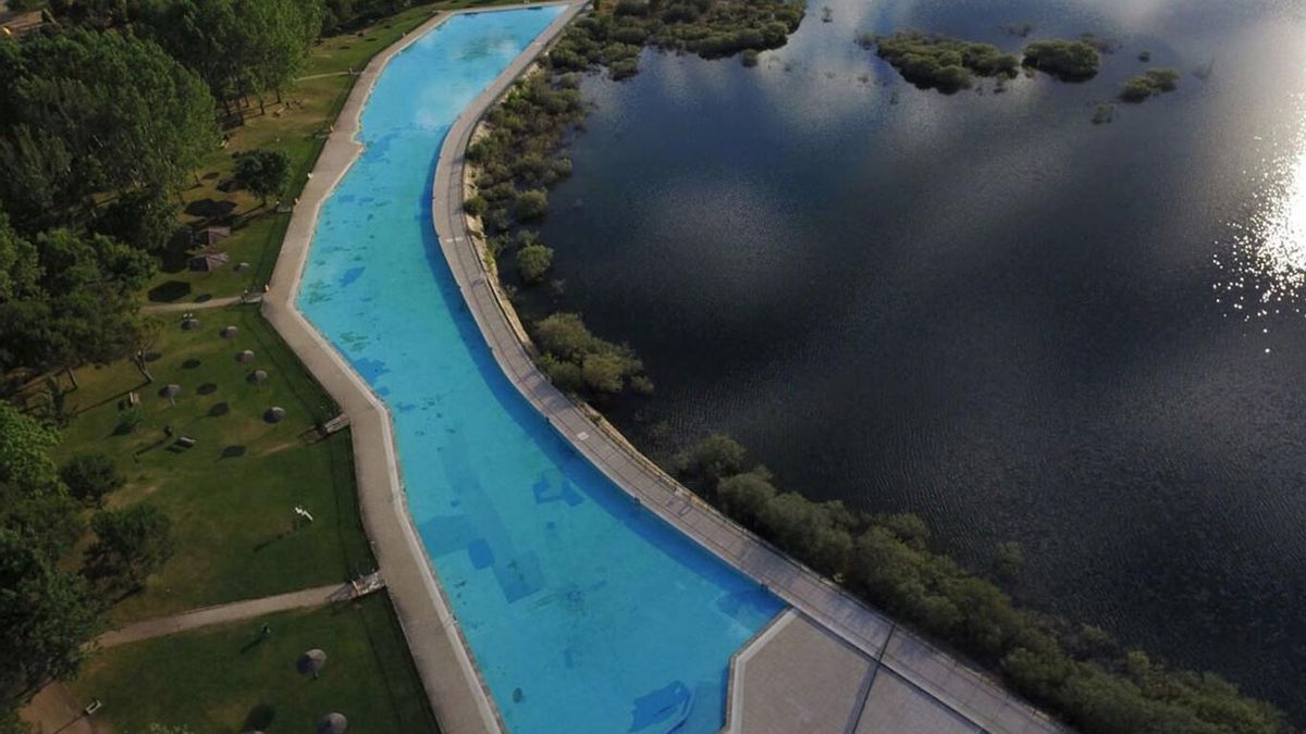 La piscina natural más grande de España está en Madrid, tiene unas vistas increibles y 4.500 metros cuadrados