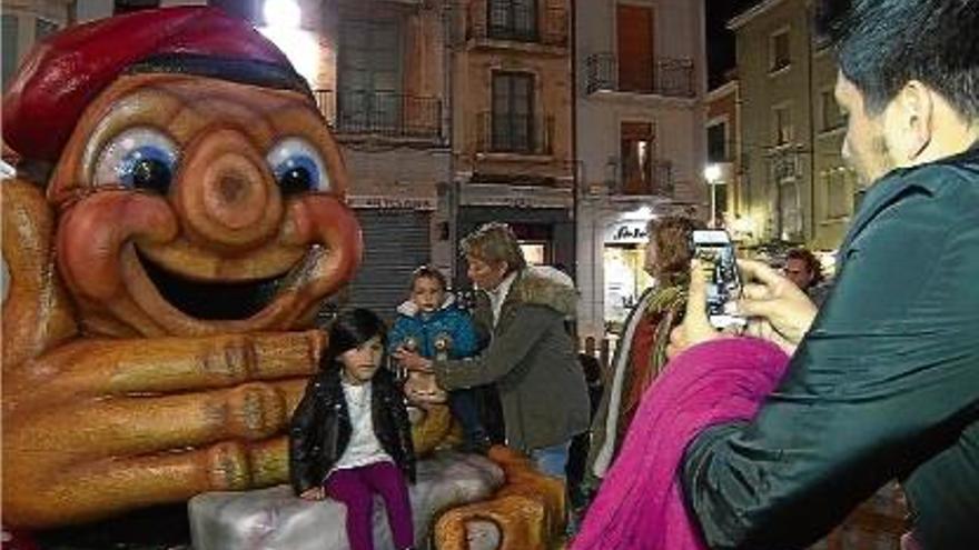 El tió solidari que hi ha instal·lat a la plaça de l&#039;Ajuntament recull aliments per als més necessitats.