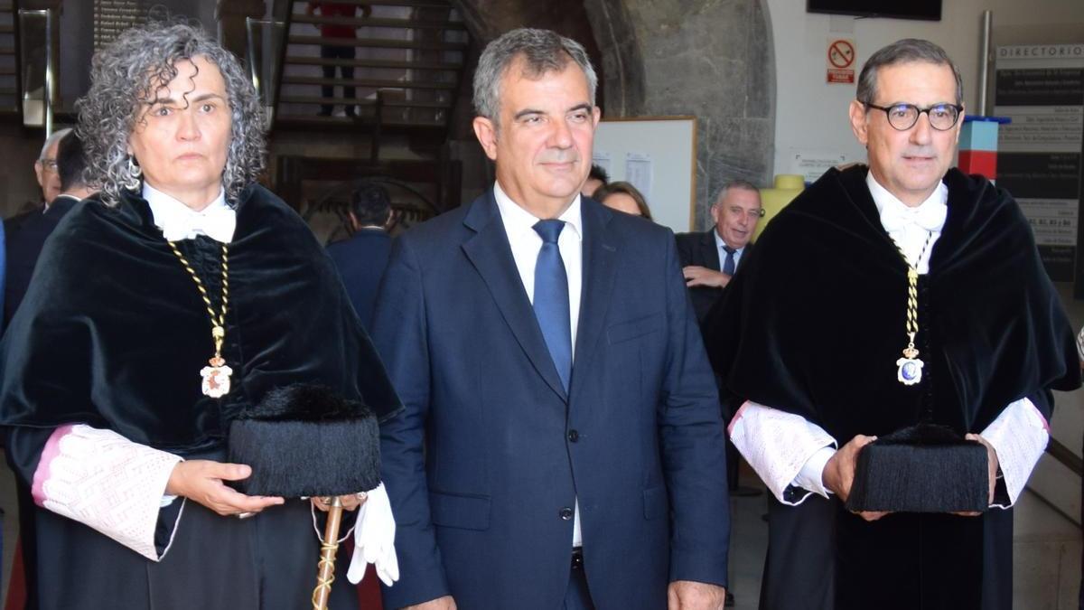 La rectora de la UPCT, Beatriz Miguel, el consejero Juan María Vázquez, y el rector de la UMU, José Luján.