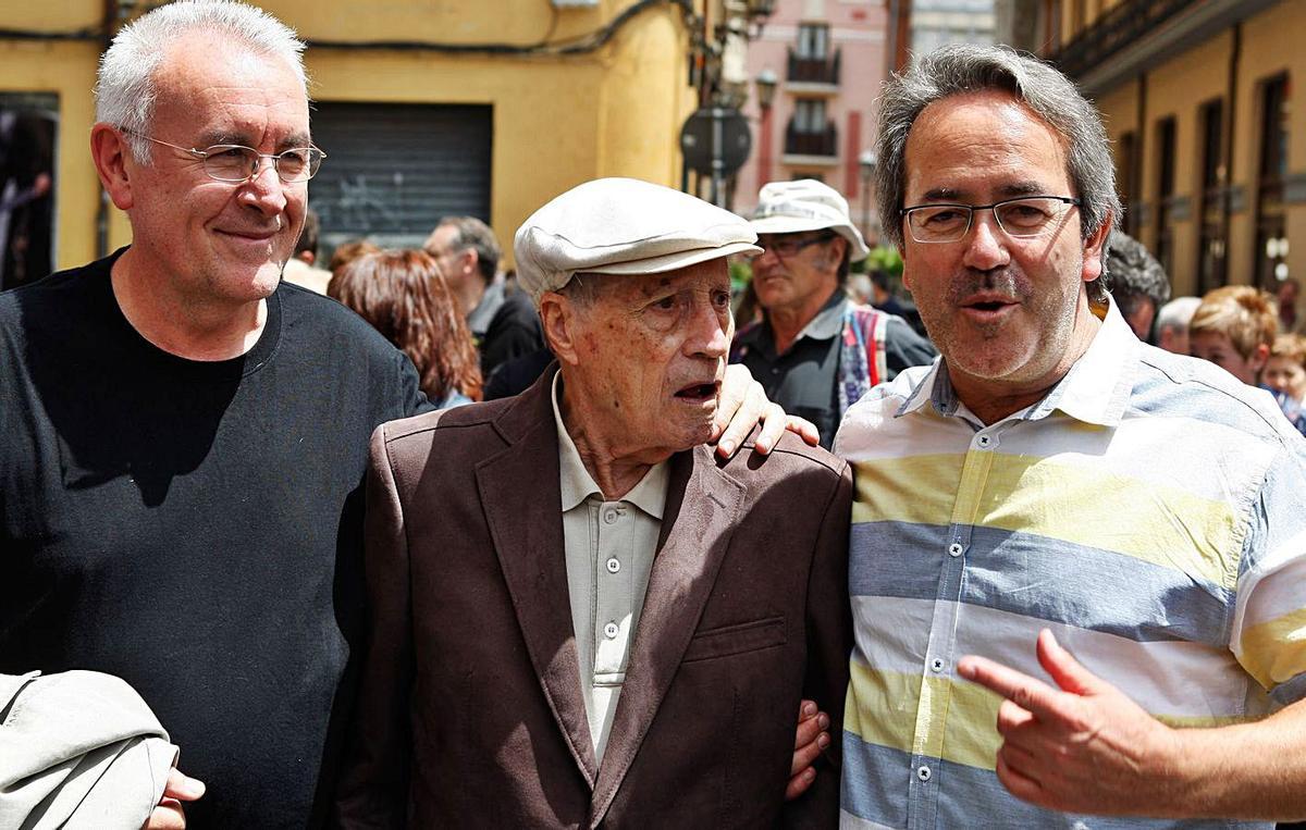Amable García, en el centro, junto a Cayo Lara y Francisco Guarido tras la investidura de 2015. | Emilio Fraile