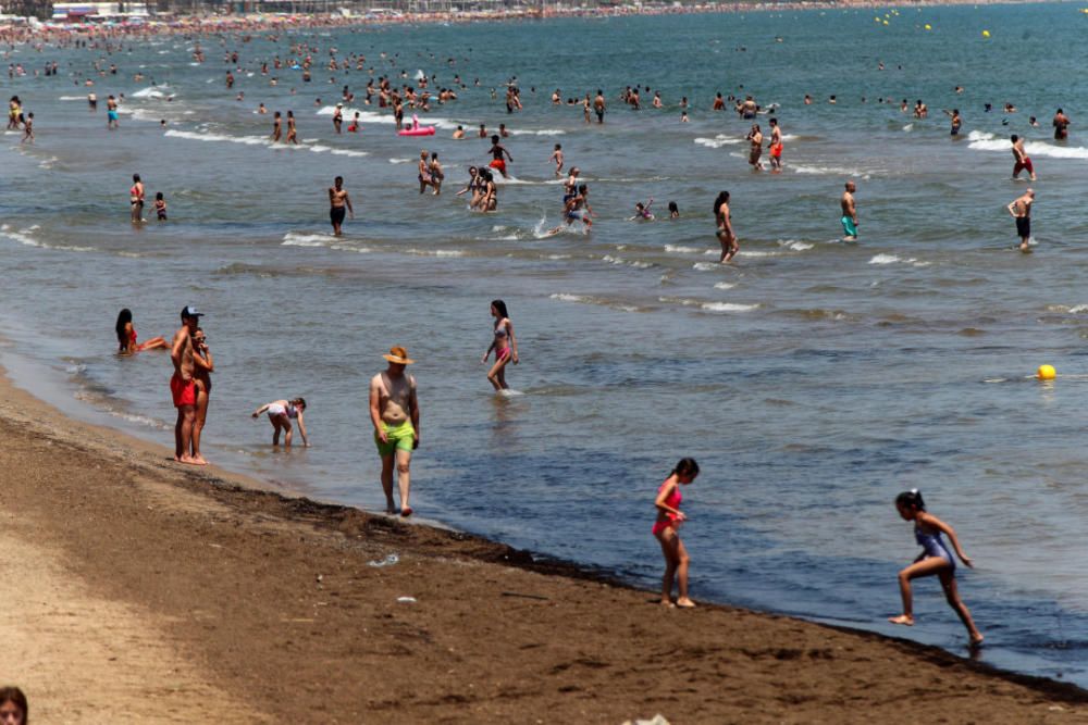 Primer día tras el estado de alarma: playas, centros comerciales y vuelos en Manises