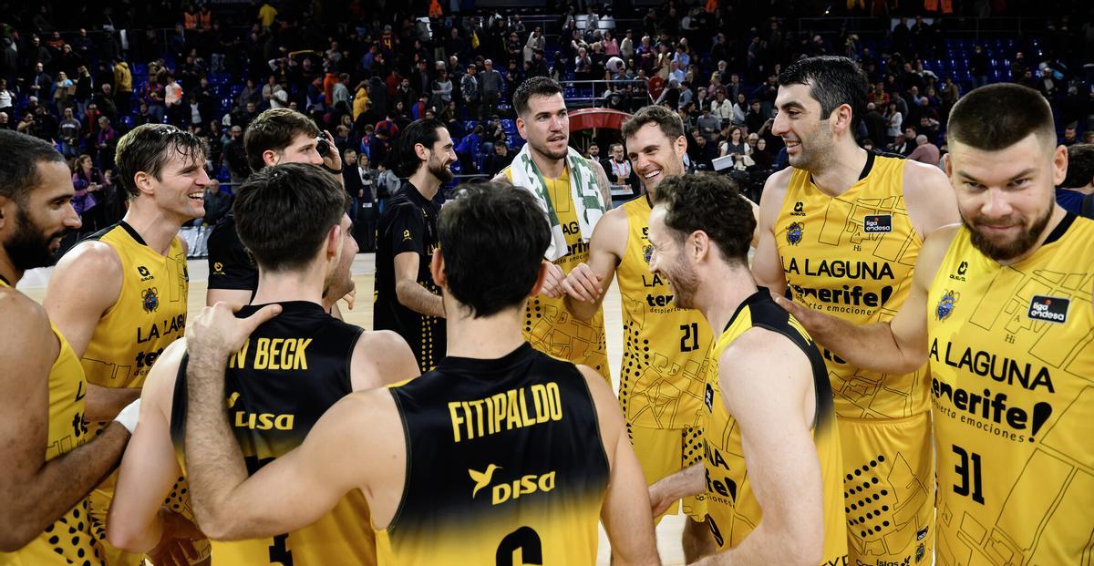 Los jugadores del CB Canarias celebran su reciente victoria en Barcelona.