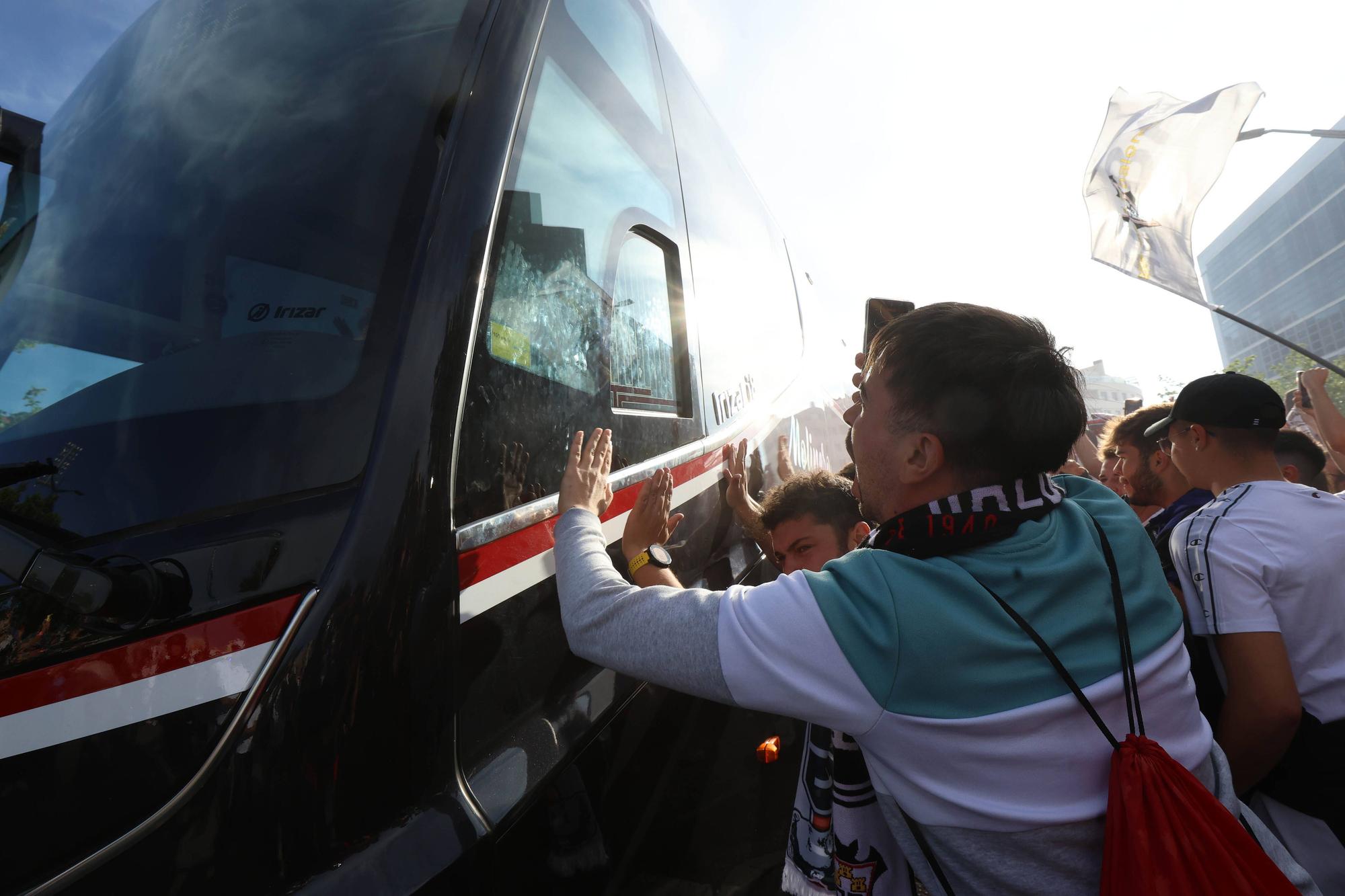 La afición del Levante, junto a su equipo en Albacete