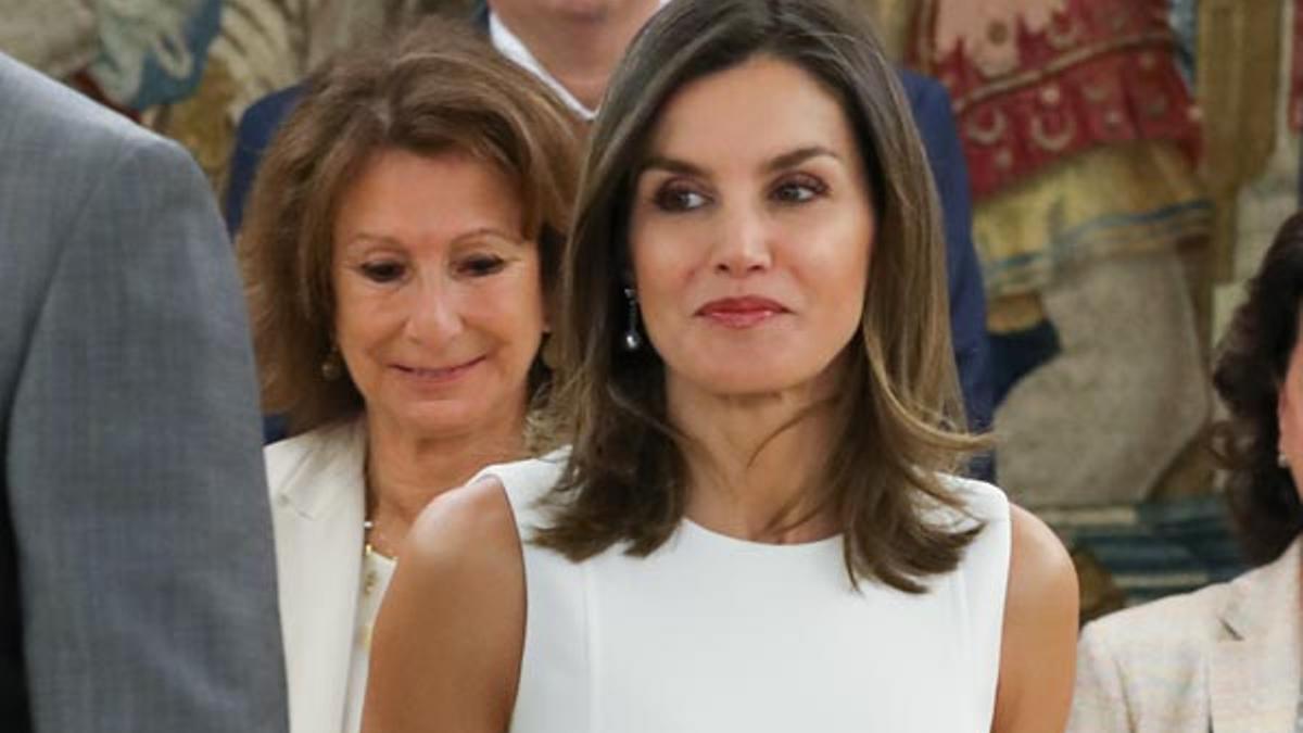 Letizia Ortiz con vestido blanco, pelo suelto y pendientes de perlas