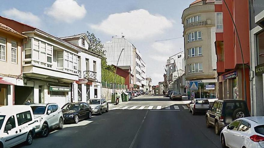 Tramo con edificios a diferentes alturas en la Avenida dos Mártires, en Carral.