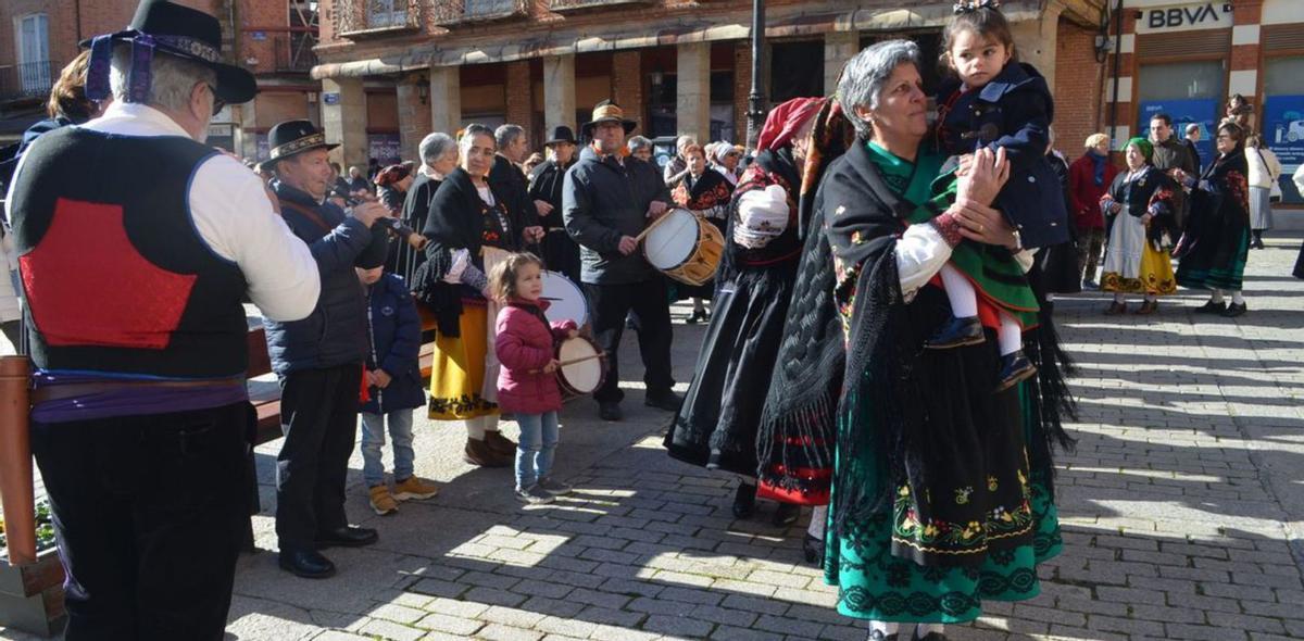 Grupo de tamborileros y dulzaineros animando la celebración en Plaza Mayor. | E. P.