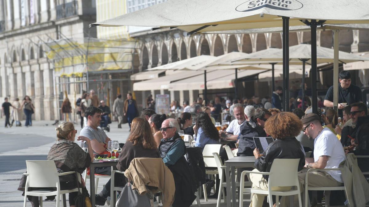 Las terrazas de La Marina, punto hostelero clave de la ciudad, rebosan de clientes.