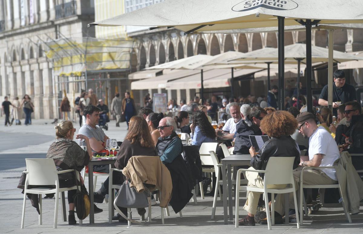 Las terrazas de La Marina, punto hostelero clave de la ciudad, rebosan de clientes.