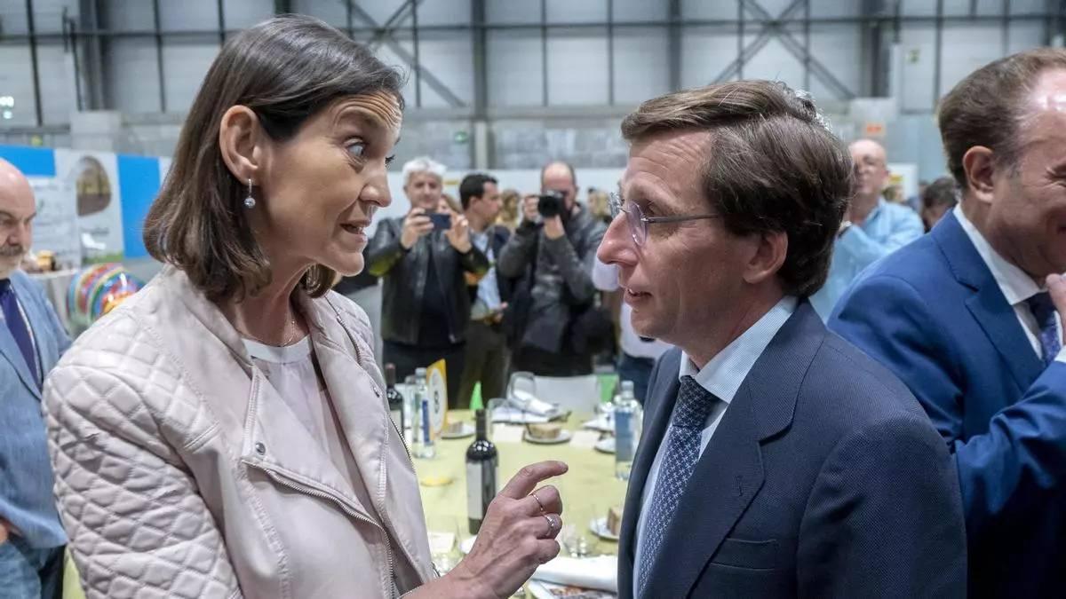 Imagen de archivo de la portavoz del PSOE en Madrid, Reyes Maroto, y el alcalde, José Luis Martínez-Almeida.