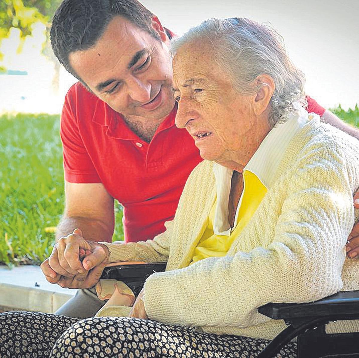 Manuel Rodríguez (Badajoz), junto a su madre.