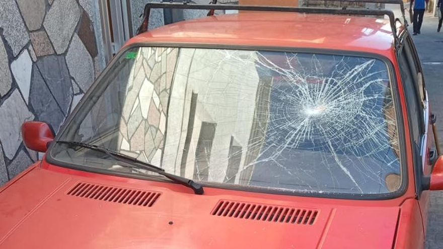 Noche de vandalismo en Laza: coches destrozados y banderas LGTBI quemadas
