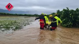 Los bomberos rescatan en helicóptero a 19 personas atrapadas por las fuertes lluvias en la Marina Alta