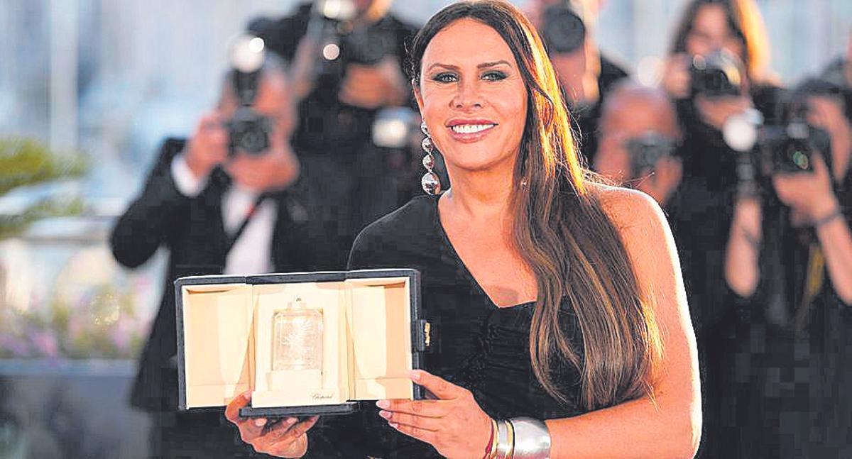 Karla Sofía Gascón en Cannes, con su premio.