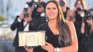 Karla Sofía Gascón en Cannes, con su premio.