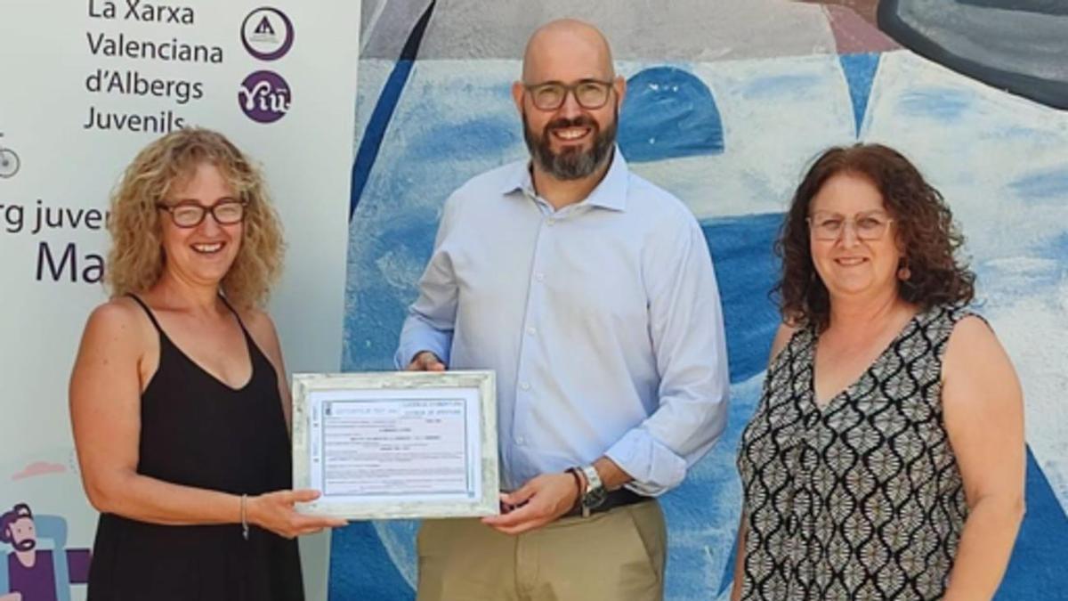 El acto de entrega de la licencia por parte del Ayuntamiento de Piles a la Generalitat Valenciana