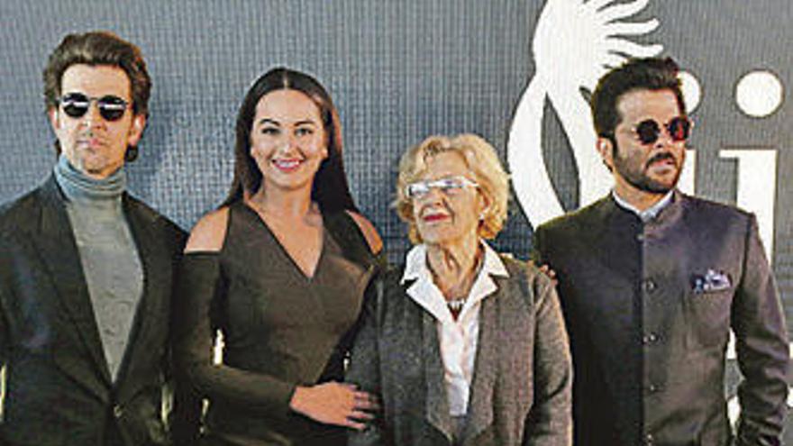 Carmena, junto a Hrithik Roshan y Sonakshi Sinha. // Efe