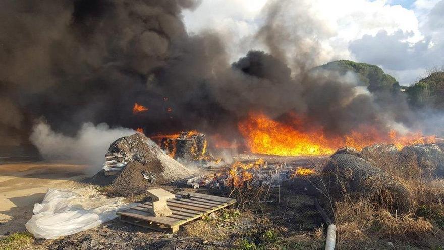 La crema de canyes i rostolls va provocar un incendi a Blanes.