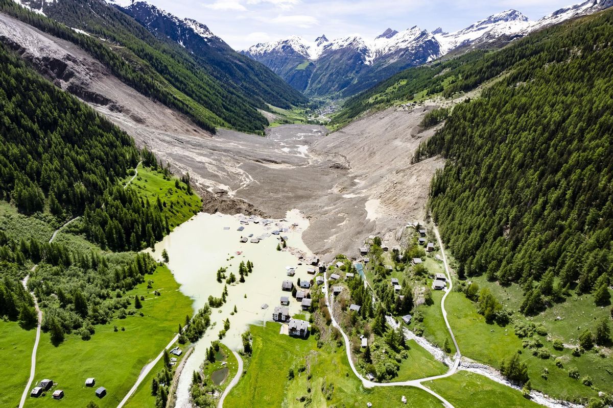 Vista aérea de la destrucción de Blatten, (Suiza) provocada por erl el colapso del glaciar Birch.