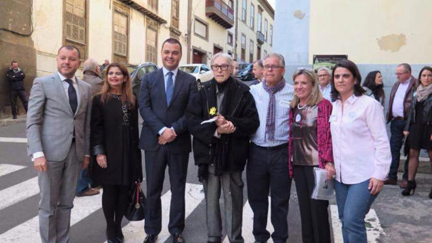 Pepe Dámaso en el centro, acompañado de los alcaldes de Guía y Gáldar, Pedro Rodríguez y Teodoro Sosa, respectivamente, con miembros de la Plataforma &quot;Salvar los Salesianos&quot;, hace un año.