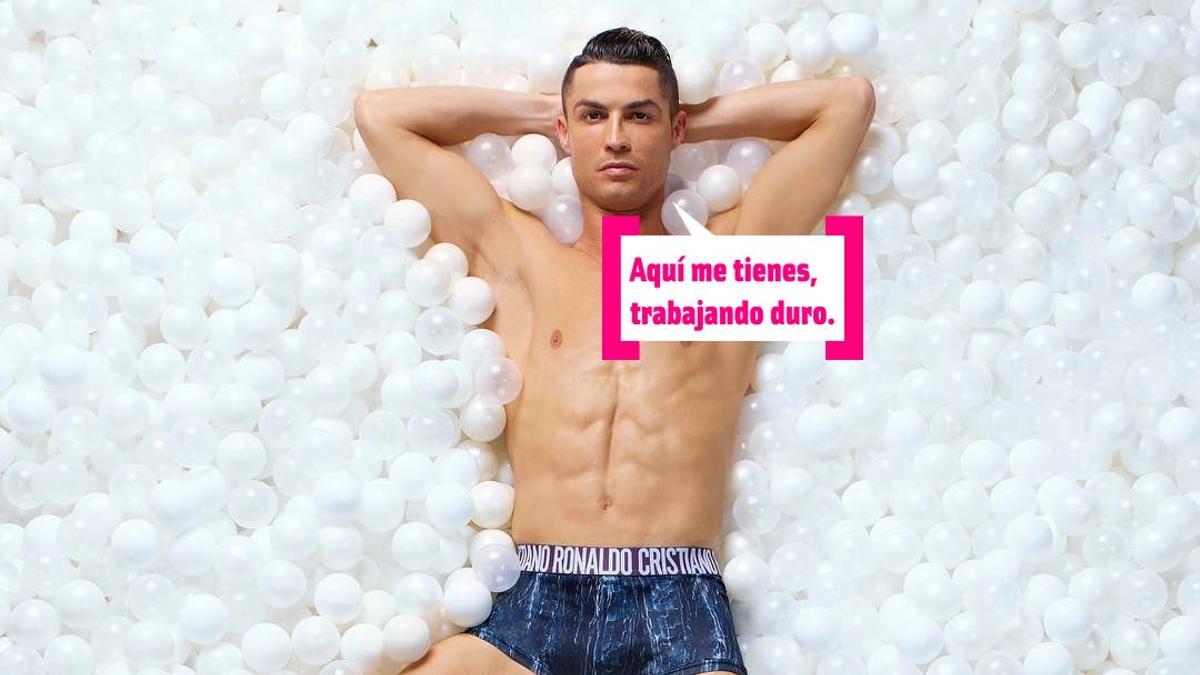 Cristiano Ronaldo posa rodeado de bolas