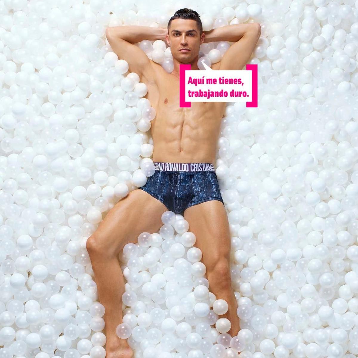 Cristiano Ronaldo posa rodeado de bolas