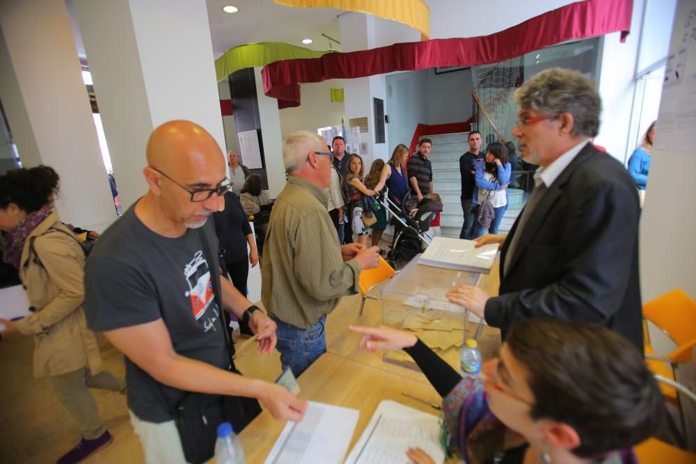 Ciudadanos franceses votan en València en la primera vuelta de las elecciones galas.