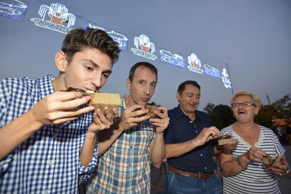 Cientos de personas de toda la comarca acudieron al recinto de A Reiboa para celebran San Xoán entre sardinas, atracciones y fuego.