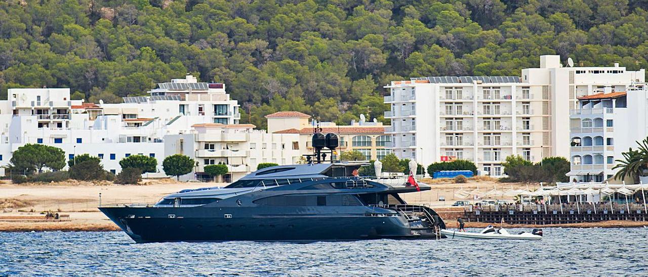 Un yate en la zona de ses Variades, en Sant Antoni. | SERGIO G. CAÑIZARES