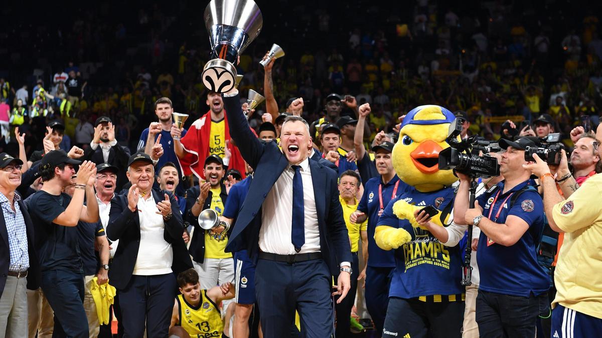 Jasikevicius pudo, al fin, levantar el título de campeón de la Euroliga, el primer como entrenador