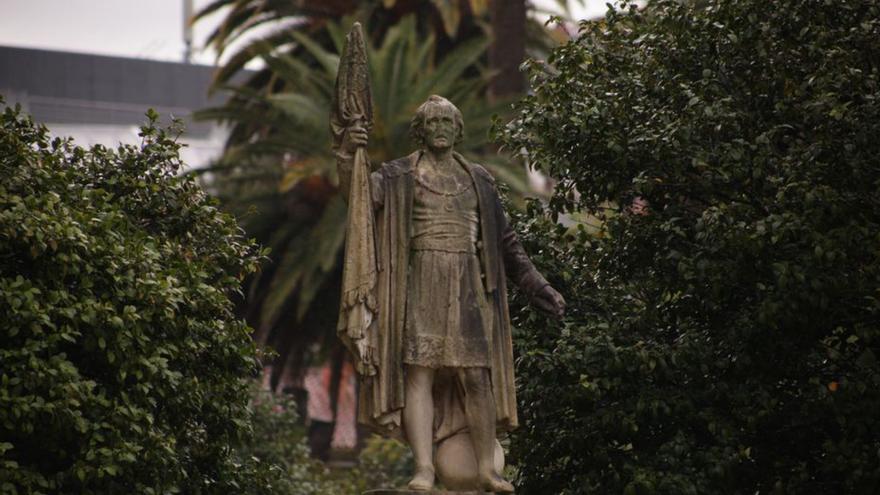 Estatua de Colón localizada en la Alameda de Pontevedra / JESÚS PRIETO