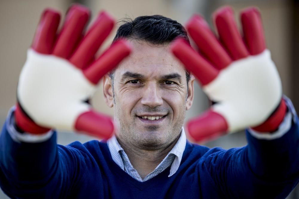 El portero del Real Oviedo, Esteban Suárez, en su casa de Bayas