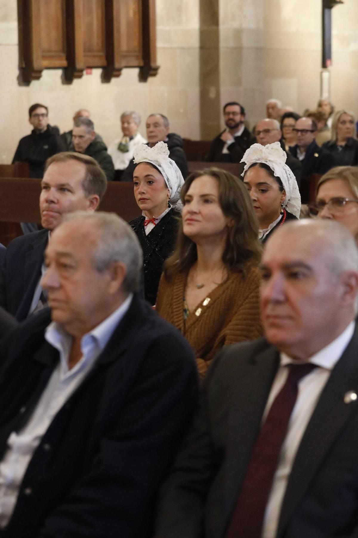 EN IMÁGENES: Misa de cofrades y reparto del bollo escarchado en Avilés EN IMÁGENES: Misa de cofrades y reparto del bollo escarchado en Avilés