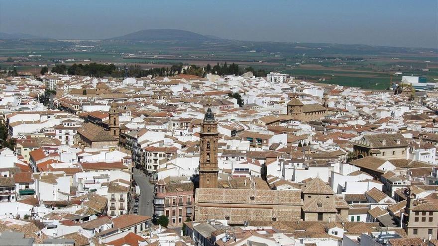 El alcalde de Antequera, Manuel Barón, pide adornar los balcones con banderas españolas.