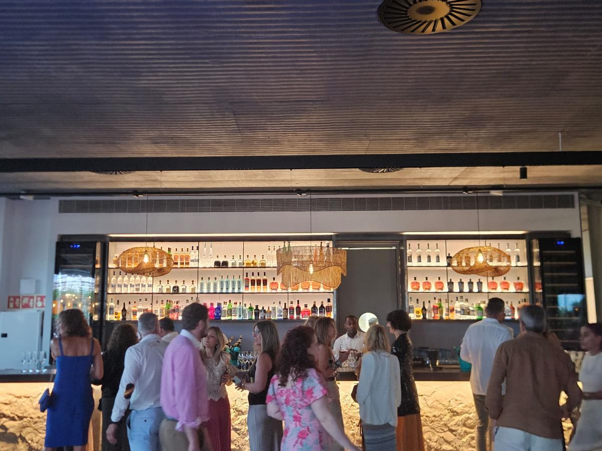 Imagen de una de las barras interiores de la nueva discoteca Mar Salada