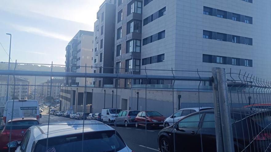 Una valla metálica impide la comunicación entre la Rúa da Cruxa y la Travesía do Porto. |  S.L.C.