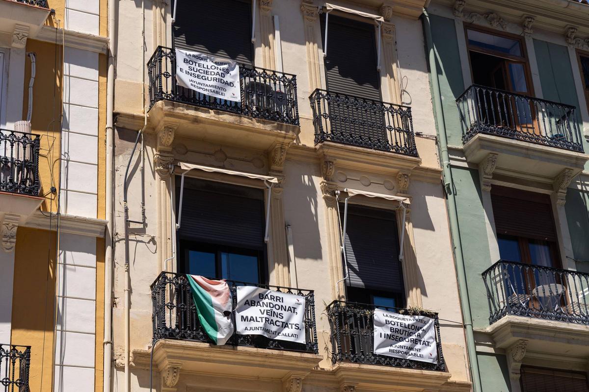 Carteles de protesta en el barrio de la Roqueta