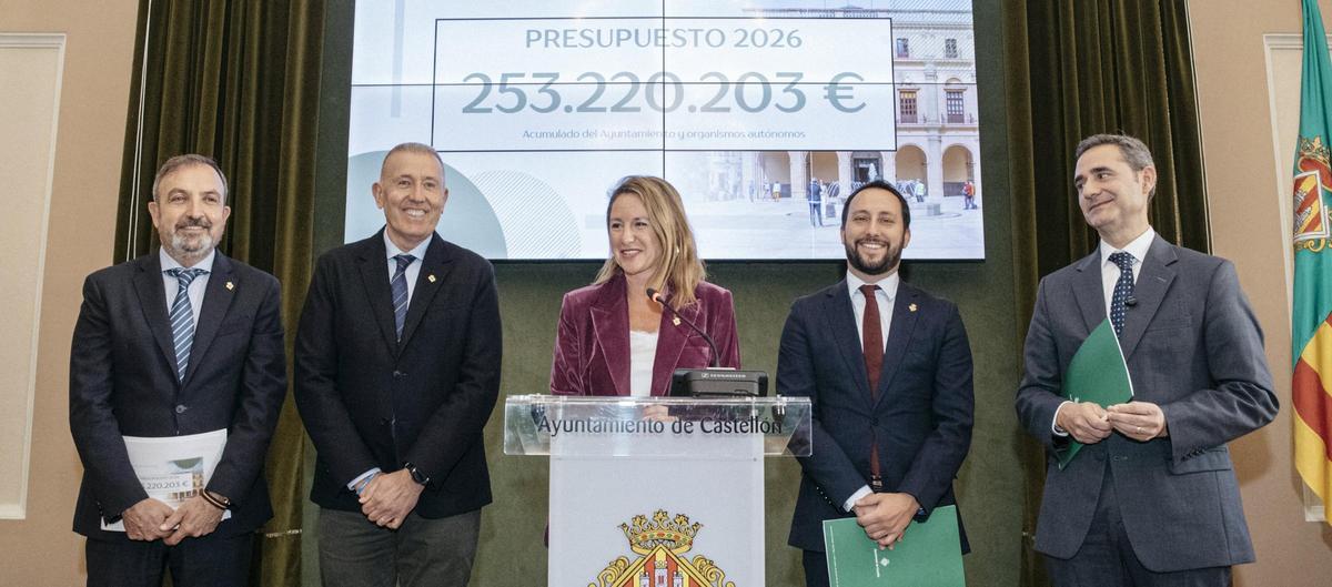 La alcaldesa, Begoña Carrasco, con los concejales Juan carlos Redondo, Vicent Sales, Sergio Toledo y Antonio Ortolá, en la presentación del presupuesto municipal para 2026,